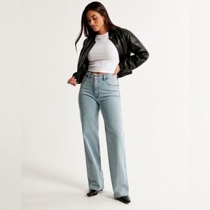 A&F, Curve Love High Rise 90s Relaxed Jean in Light Wash, Size 28/6R. Brand New
